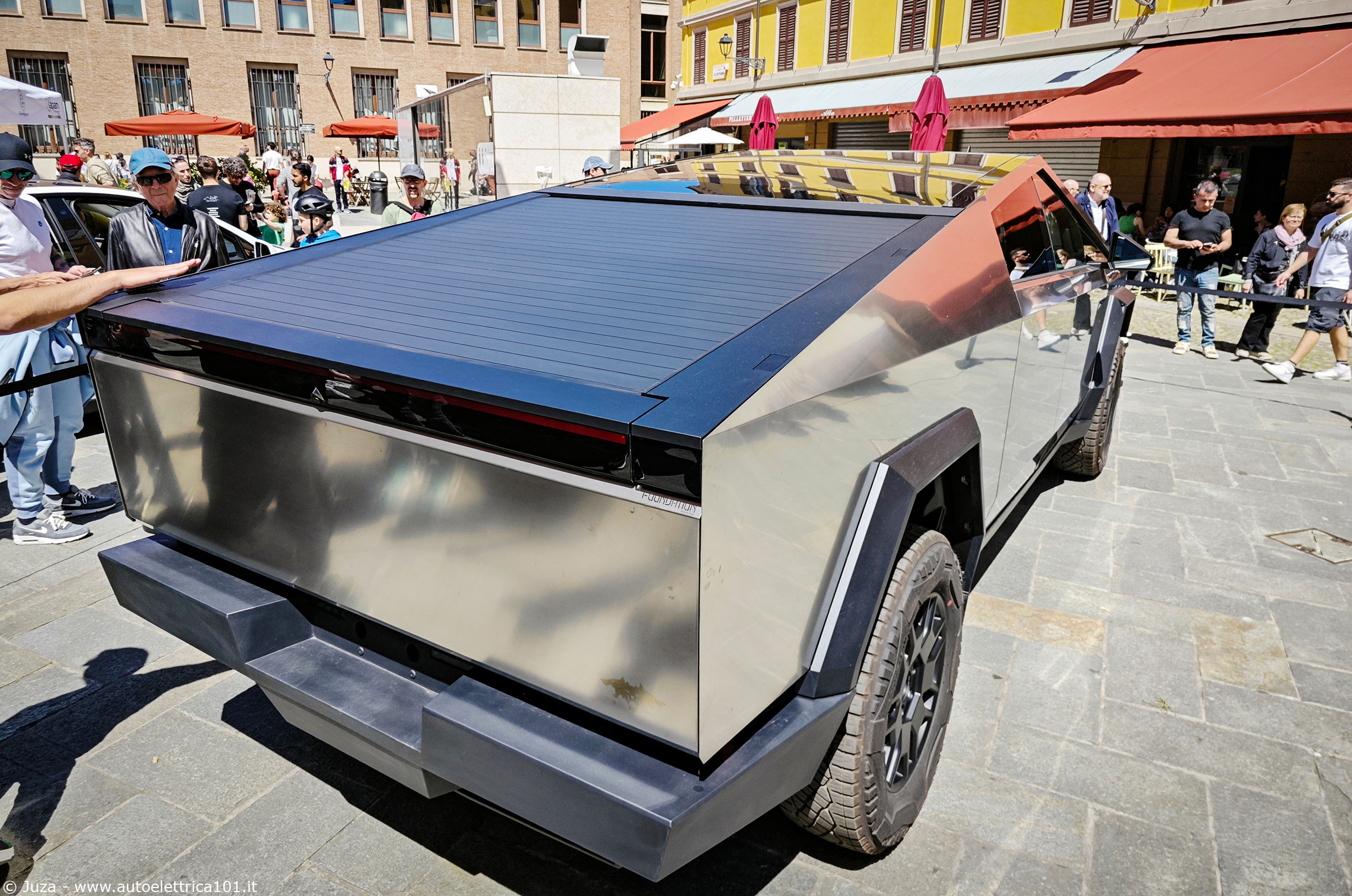 Tesla Cybertruck dal vivo