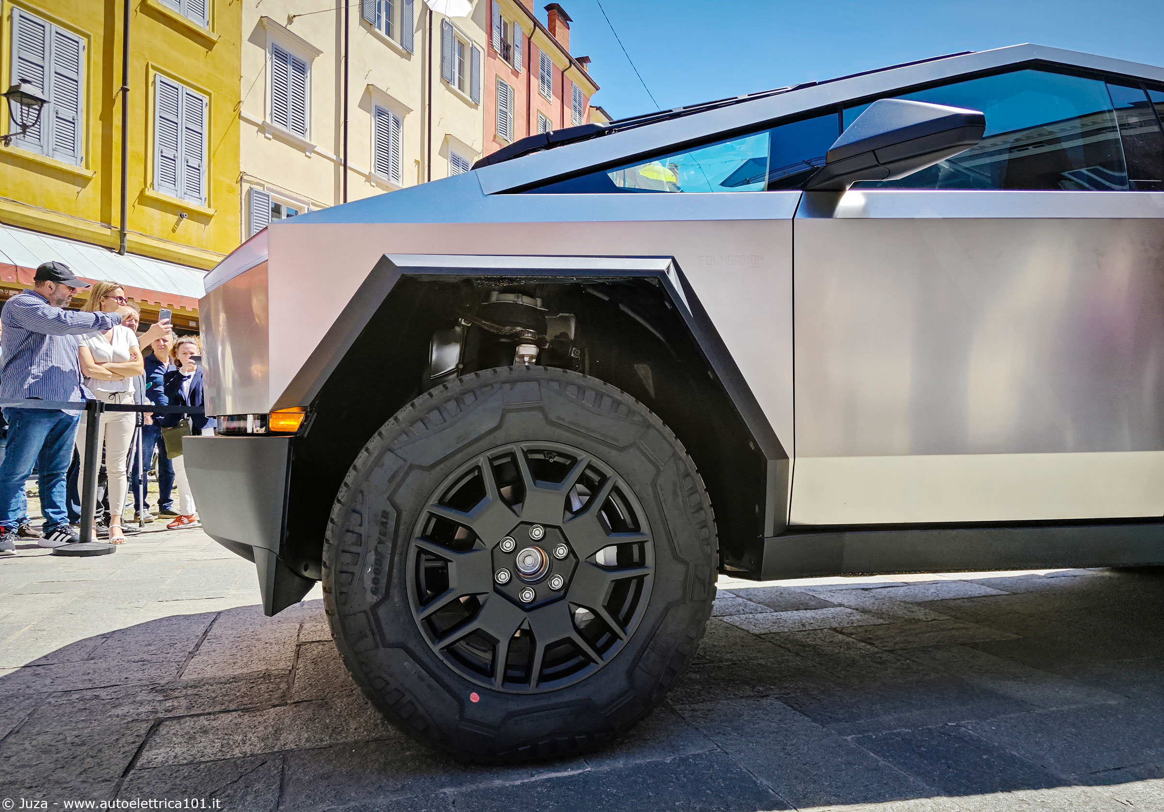 Tesla Cybertruck dal vivo