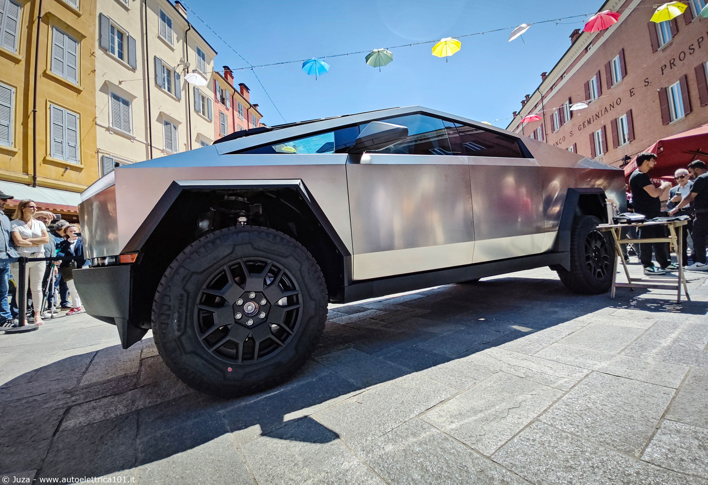 Tesla Cybertruck dal vivo