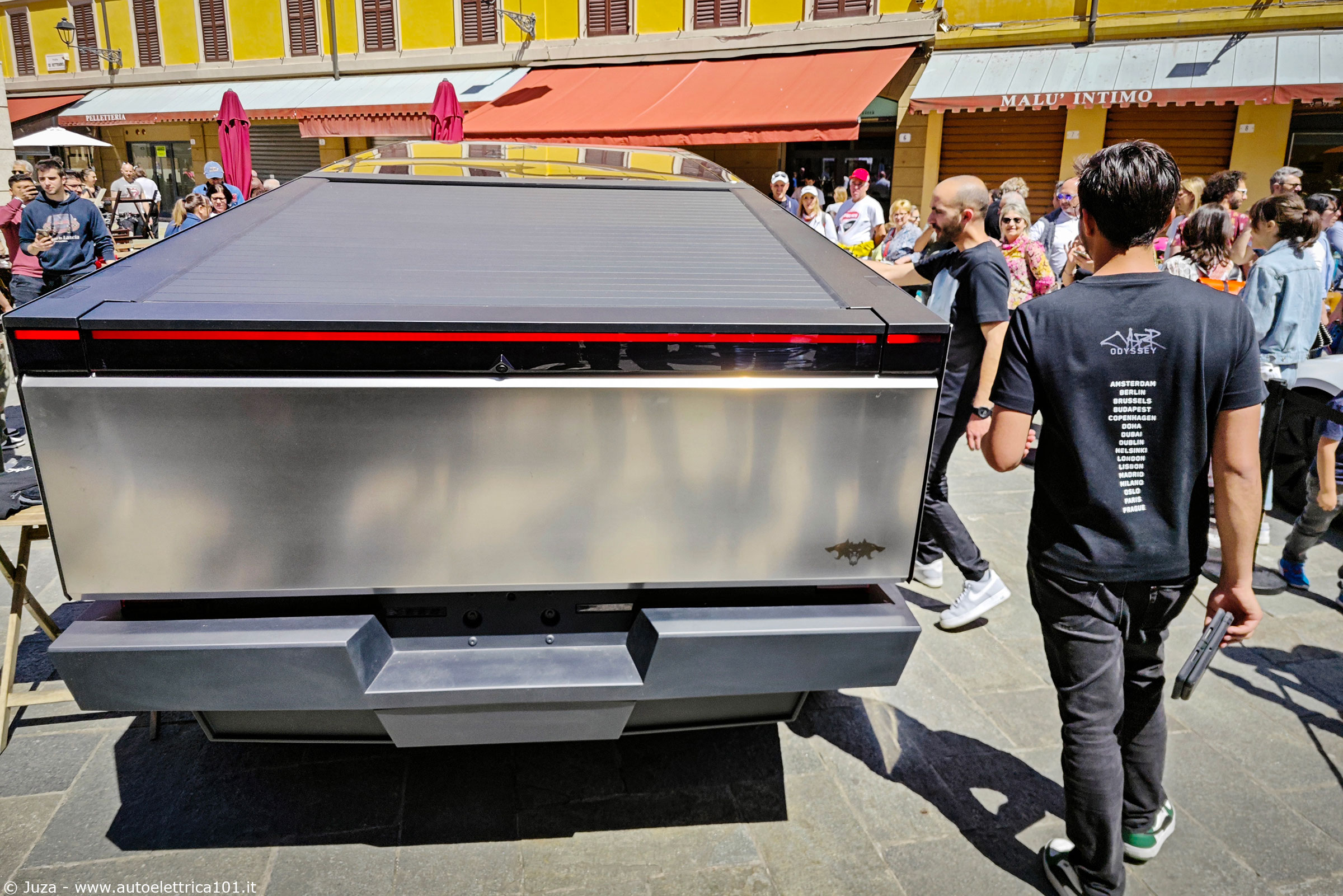 Tesla Cybertruck dal vivo