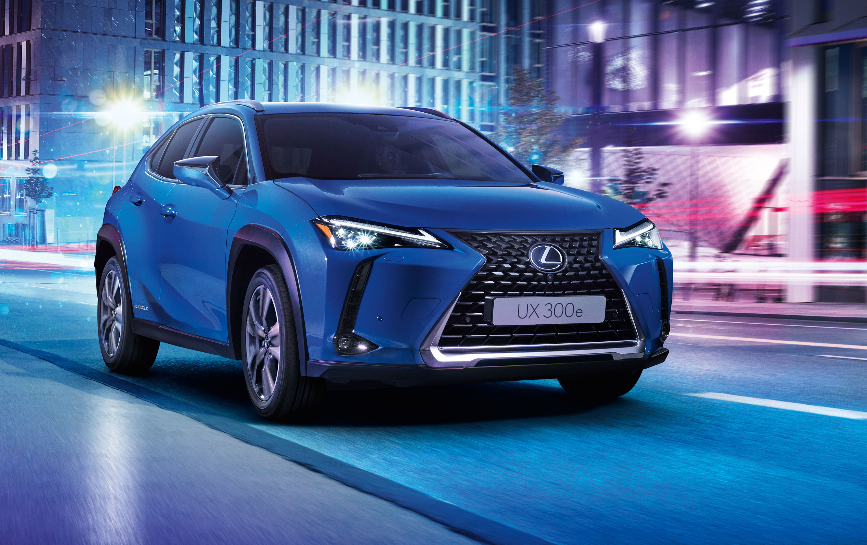 Lexus UX 300E, vista frontale