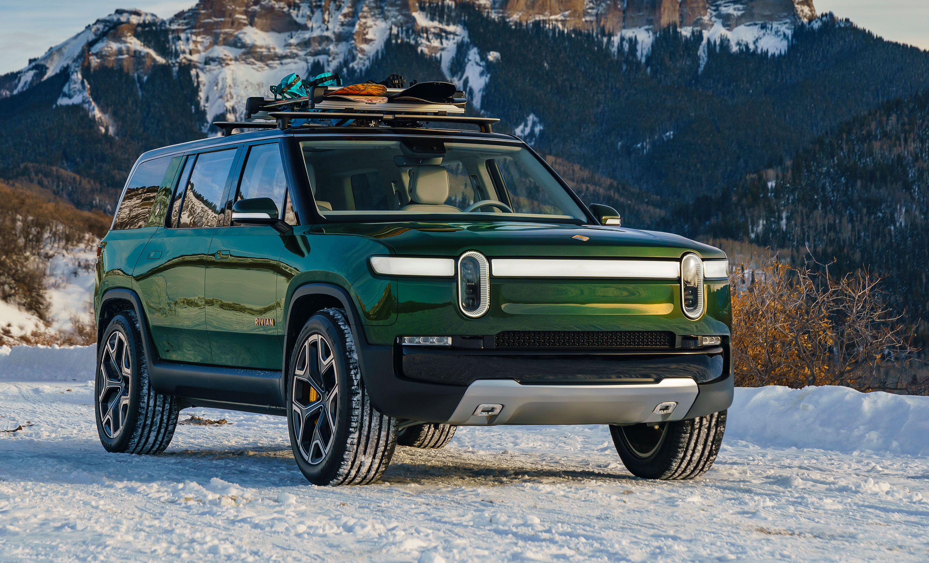 Rivian R1S, vista frontale